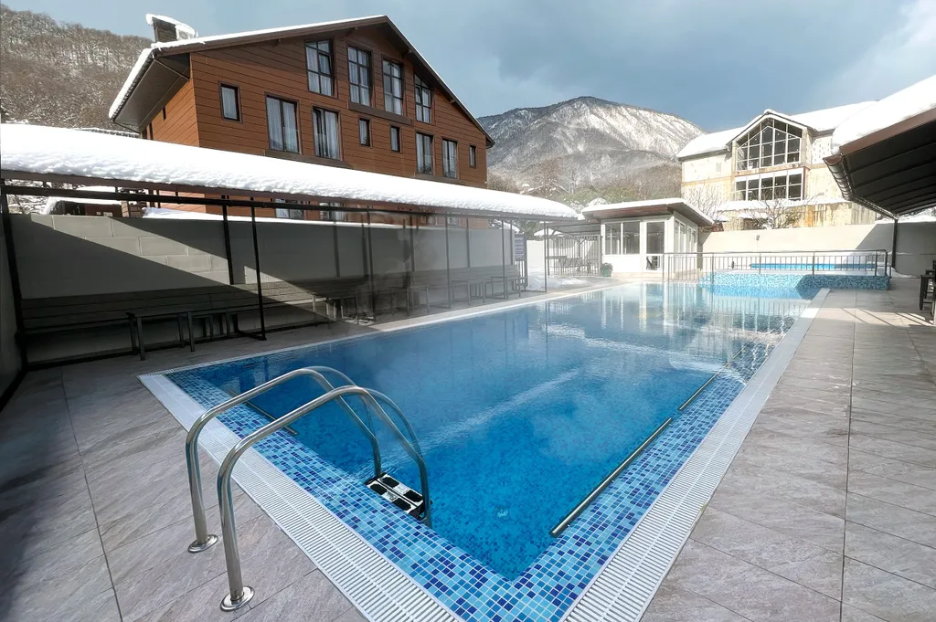 Двухэтажный коттедж, бассейн