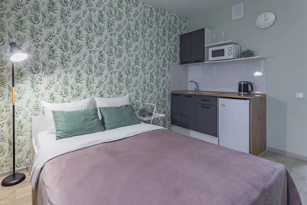 Уютная студия с качелью, у озера