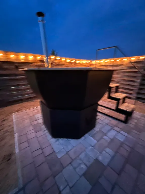 Уютный домик на берегу реки с горячим чаном