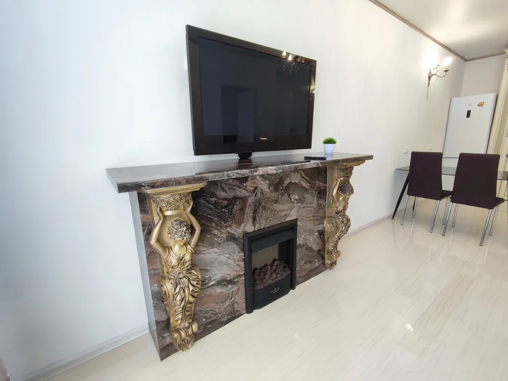 Современная уютная квартира с камином