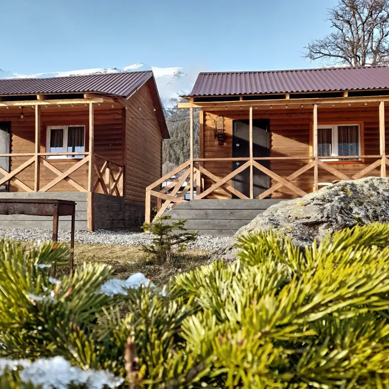 Домик с терассой и красивым видом на горы