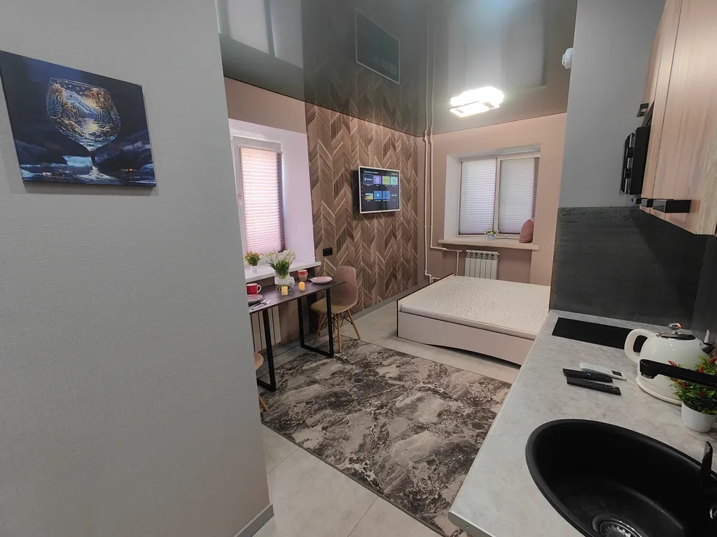 Квартира Потрясающая Студия напротив Терминала в центре Нефтяников — Омск