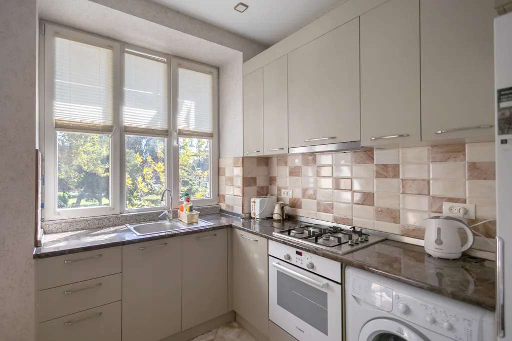 Квартира с видом на бульвар в центре города