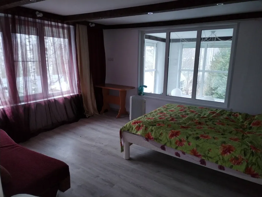 Большой коттедж в лесу