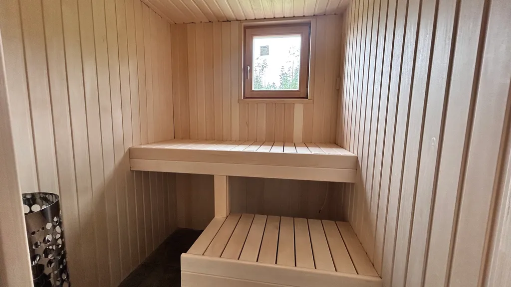 Дом с видом на сосновый лес возле Игоры Драйв с уютной зоной кострища