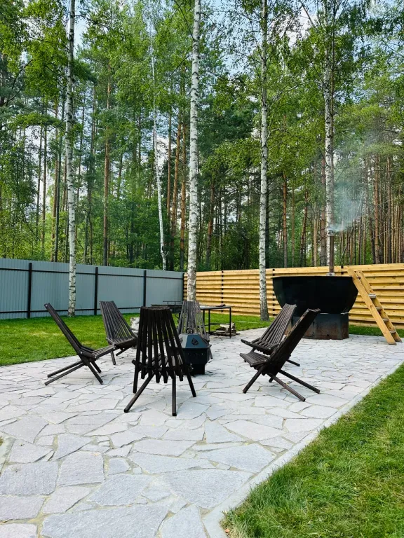 Дом и баня на дровах в сосновом лесу