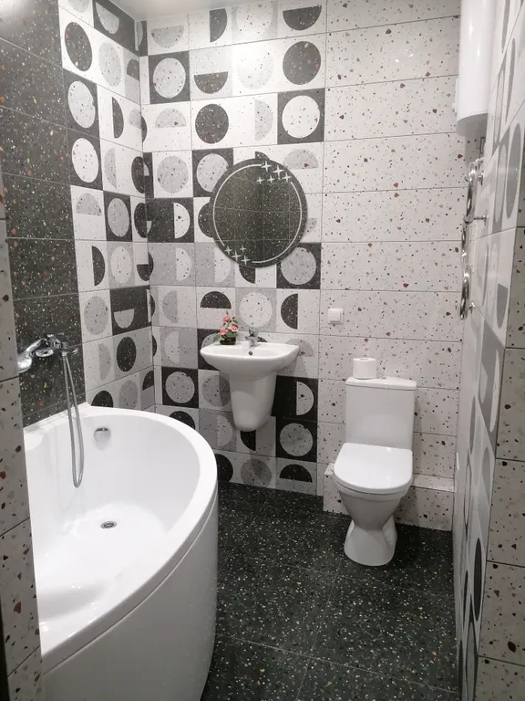 Современная студия с огромной ванной