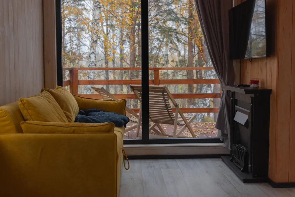 Уютный домик на берегу реки