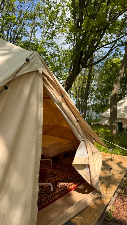 Большой шатёр в кемпинге вблизи озера