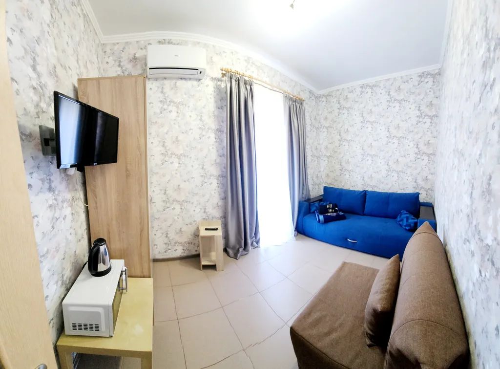 Семейный двухкомнатный номер с изолированными комнатами и с балконом