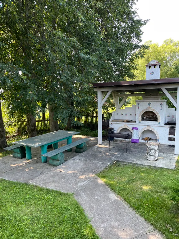 Дом с баней на берегу реки Волга с большой территорией