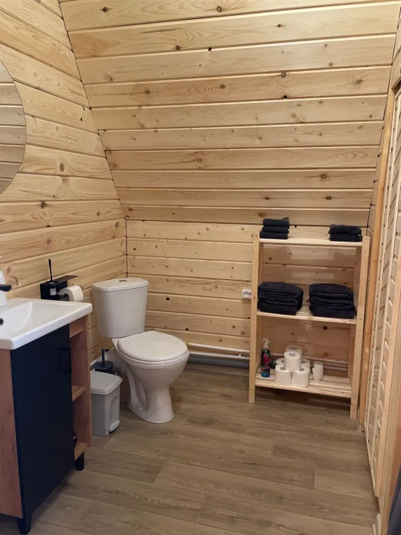 Уютный дом у ручья