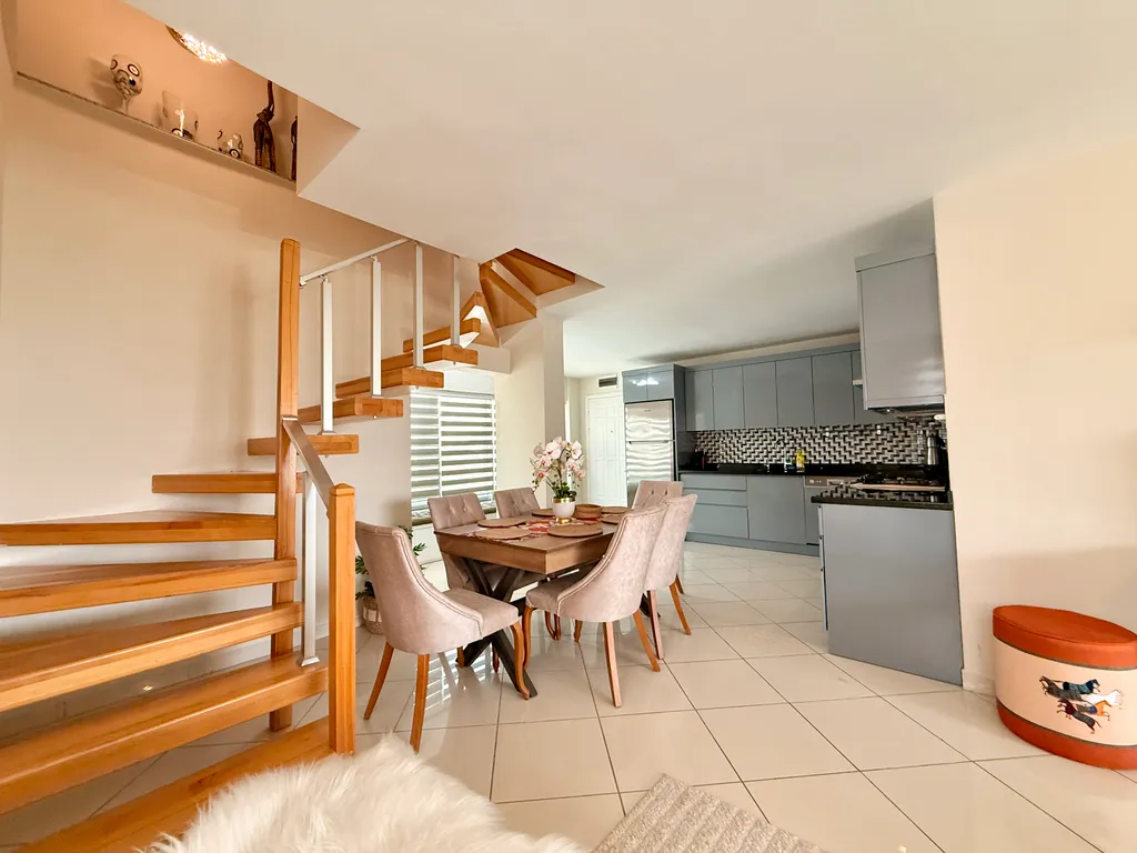 Двухуровневые апартаменты с видом на море и горы