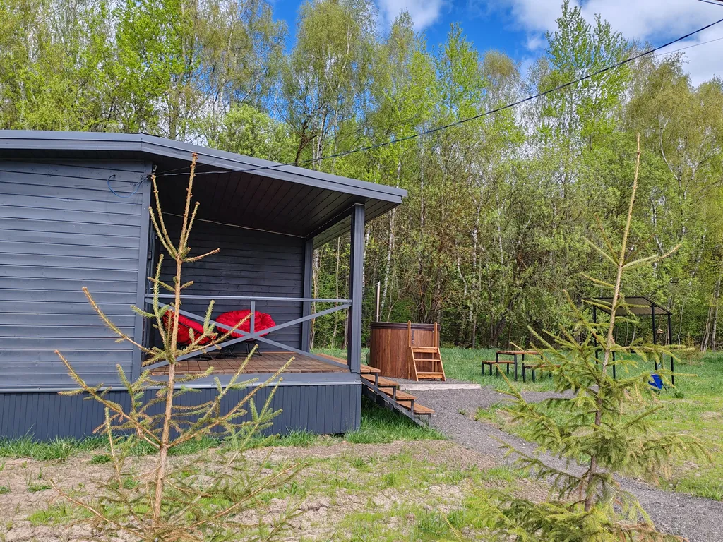 Двухкомнатный дом у лесной полосы