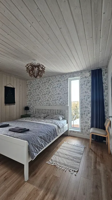 Дом на скале в окружении леса