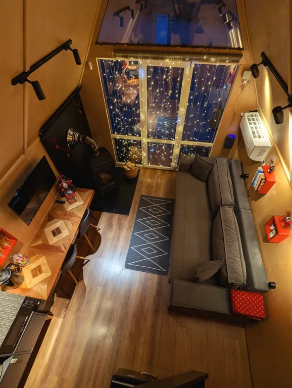 Дом в поле с лошадьми