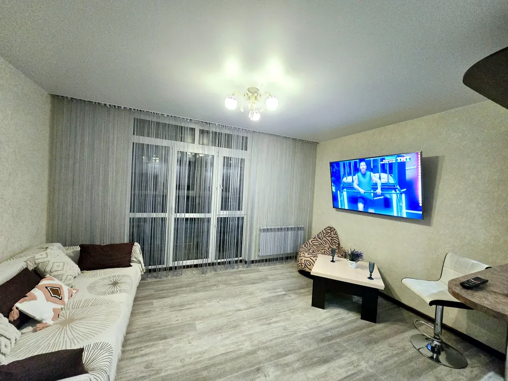 Шикарная квартира с огромным телевизором