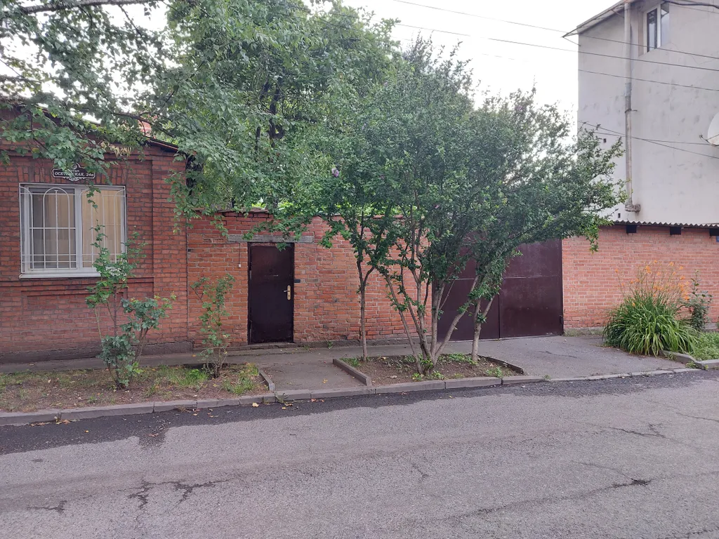 Уютный дом в центре города с местом для парковки автомобиля