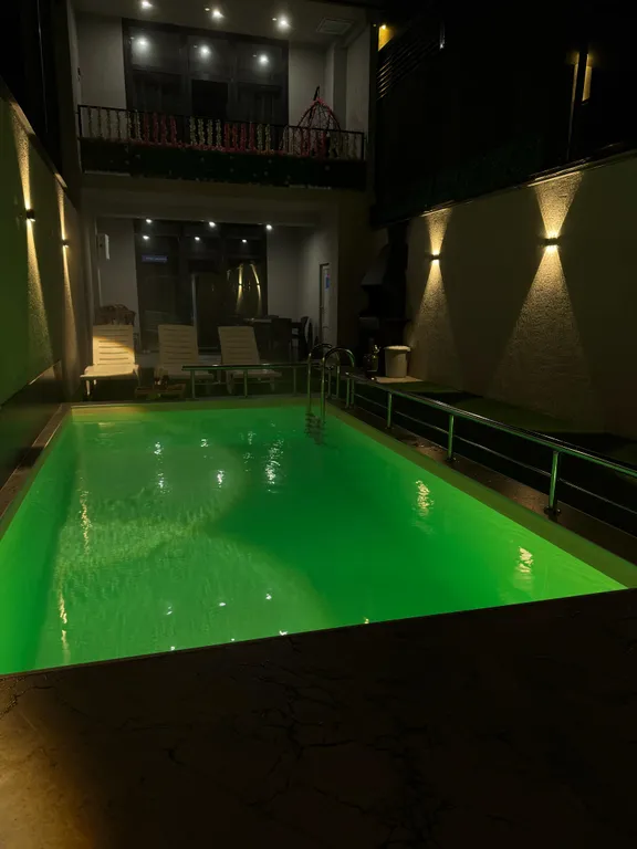 Шикарный дом с бассейном на берегу