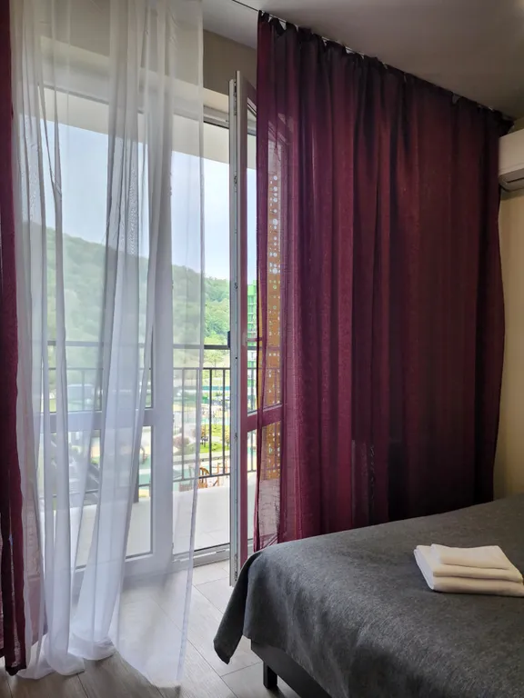 Просторная студия с балконом