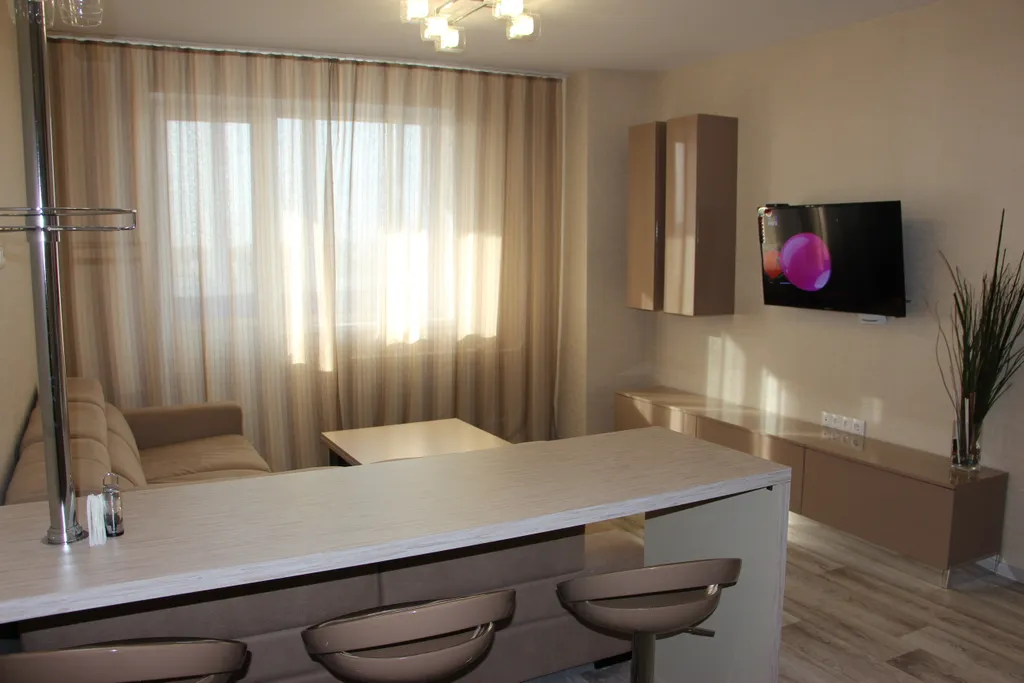 Просторная и комфортабельная евродвушка с балдахином над кроватью