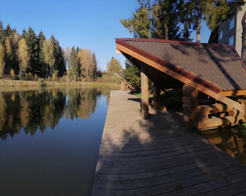 Дом на берегу реки с баней на дровах