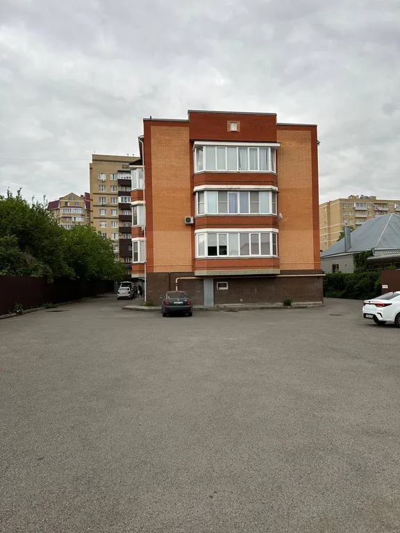 Просторная квартира с видом на горы недалеко от центра города