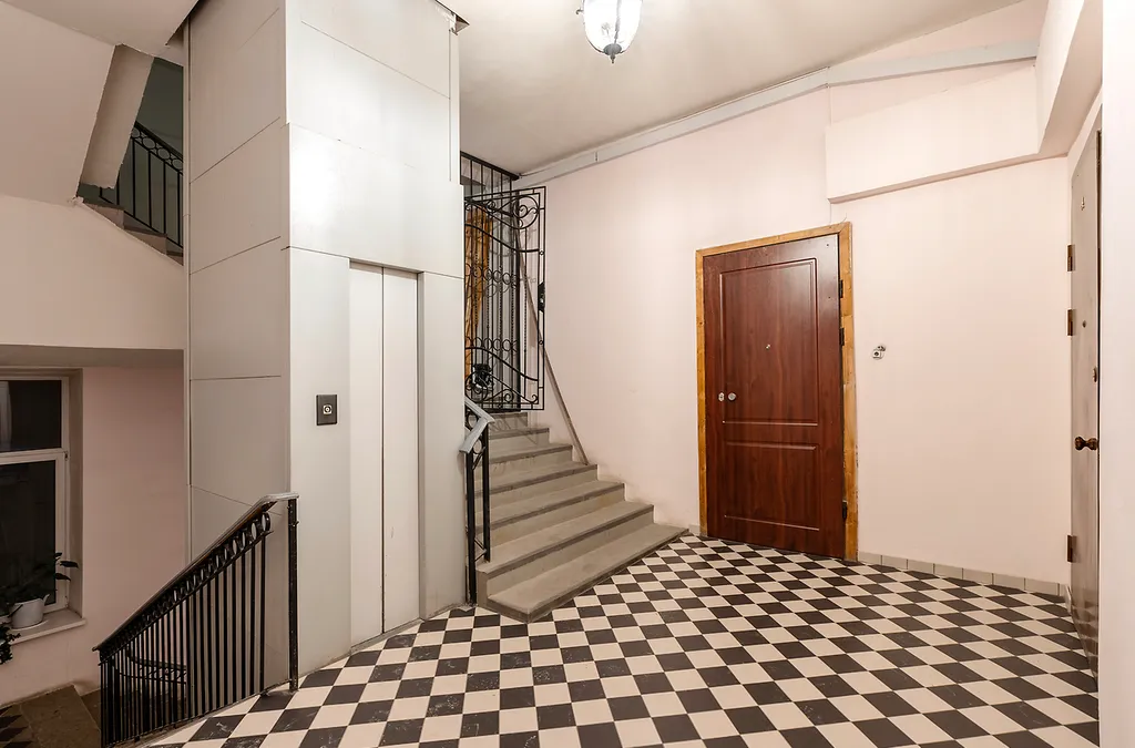 Потрясающая Mанcаpдa c тpемя бaлконaми и видом нa Фoнтанку