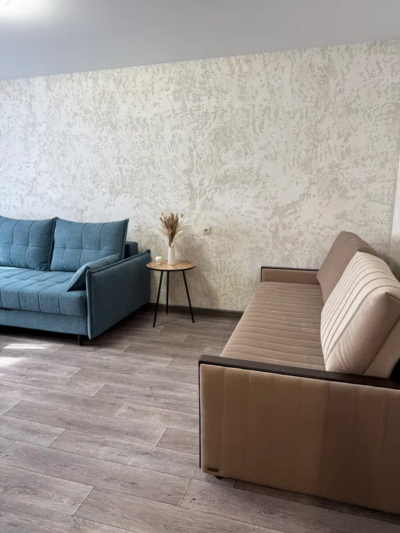 Просторная двух комнатная квартира с новым ремонтом, мебелью и технико