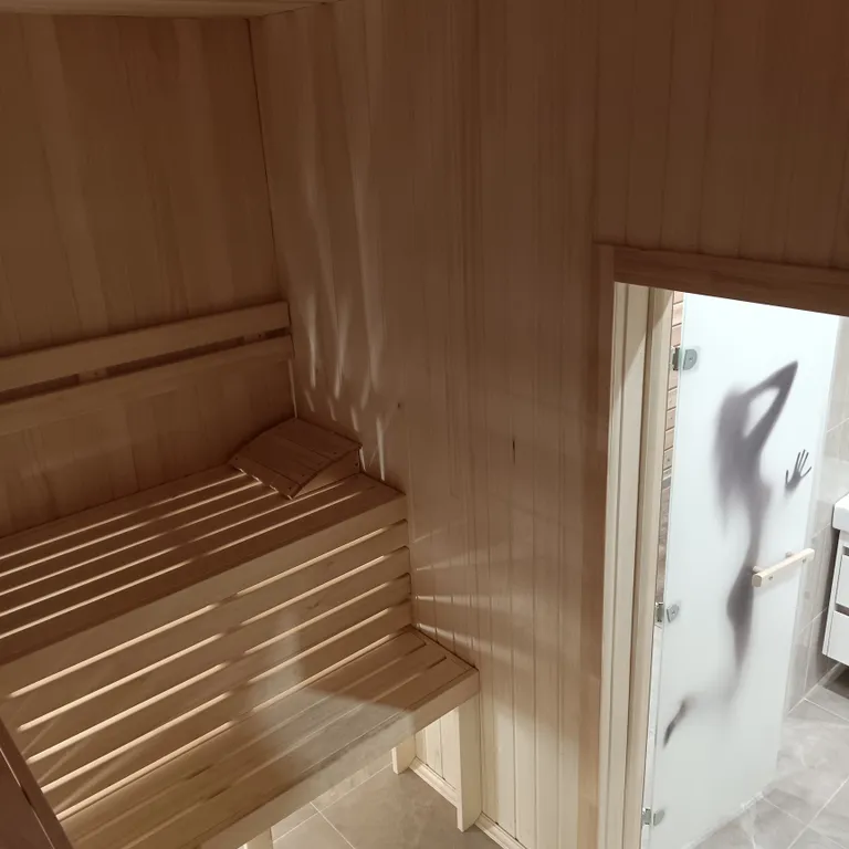 Дом на песчаном берегу озера