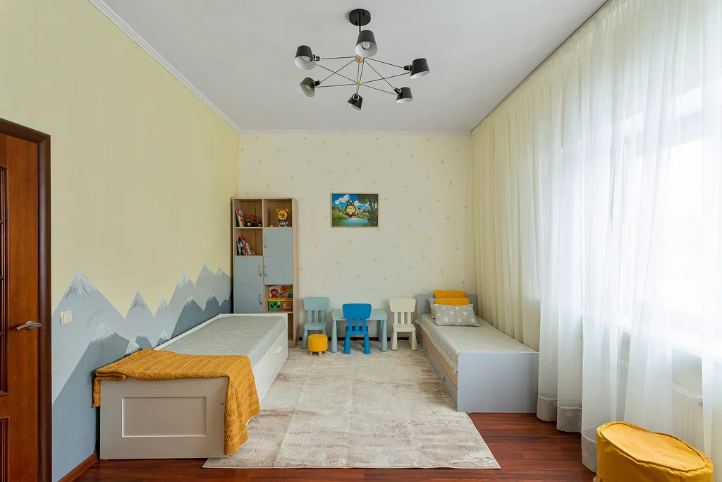 Таун-хаус в современном районе частной застройки