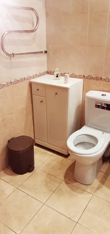 Уютный загородный дом с красивой благоустроенной территорией.