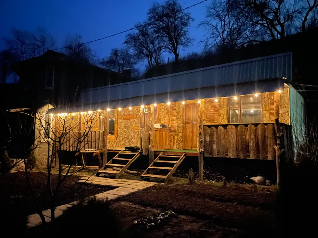 Деревенский домик в лесу