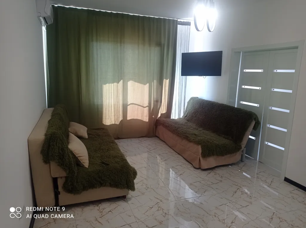 Вид на горный кавказский хребет на берегу реки Кубань