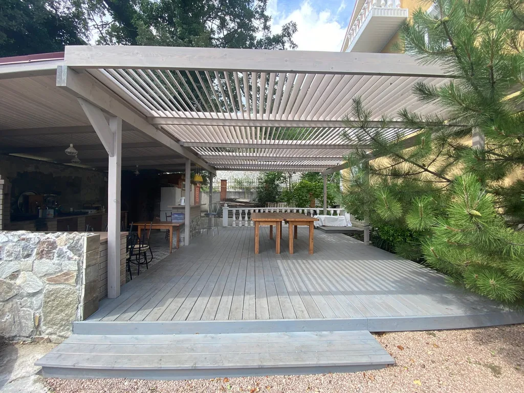 Вилла в сосновом бору с бассейном и видом на море и горы