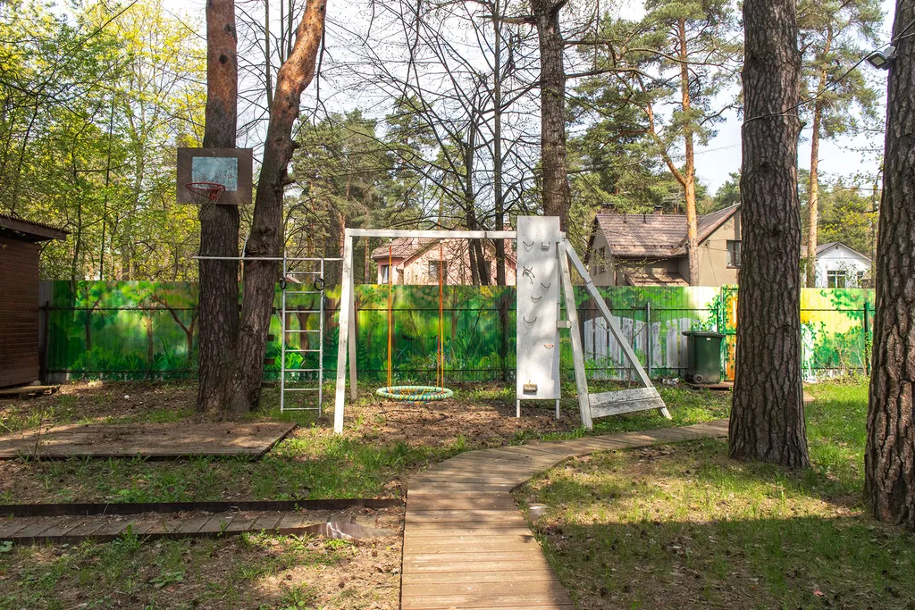 Дом в соснах