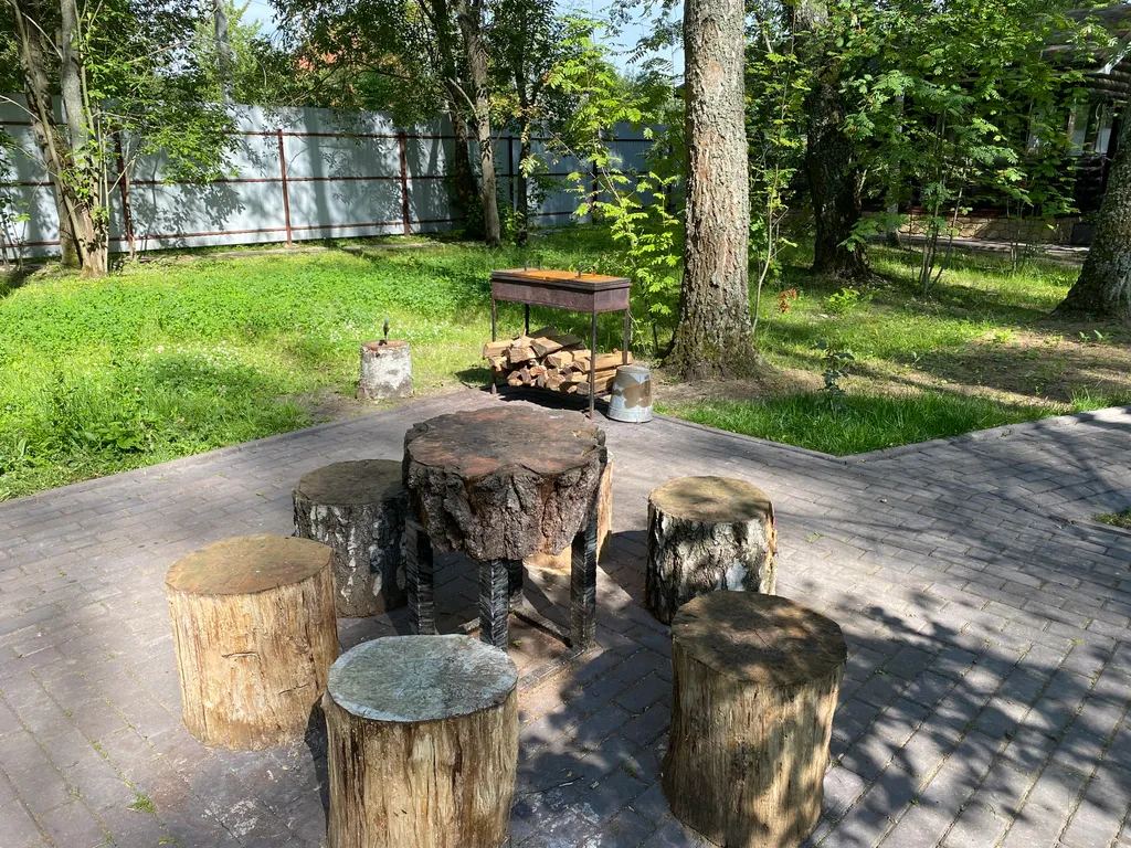 Уютный домик в лесу у пруда