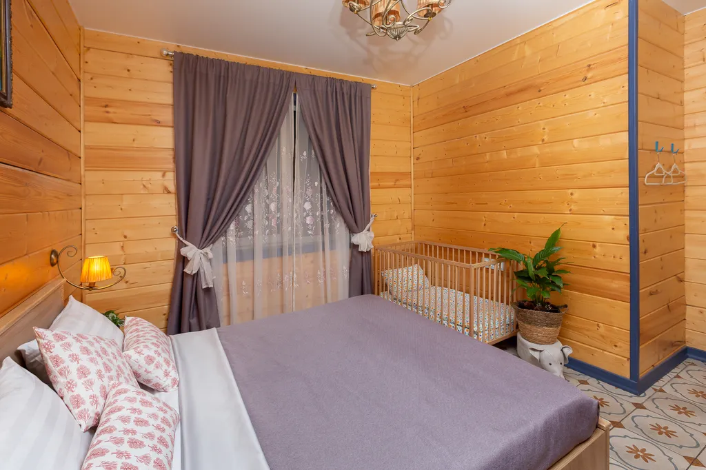 Дом с бассейном и сауной у леса