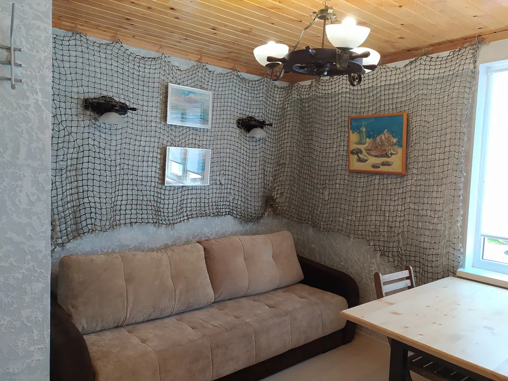 Дом через сосновый лес у Балтийского моря