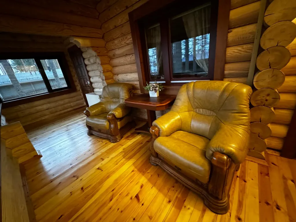 Уютный гостевой дом из бревна у озера