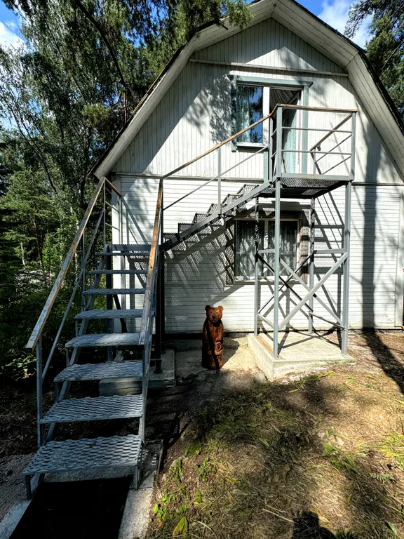 Мансардный этаж в доме на самом берегу Ладоги в сосновом лесу.