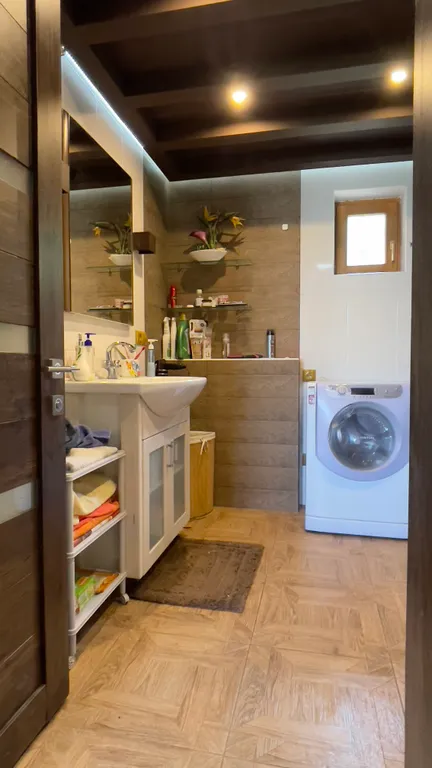 Загородный дом в лесу у реки