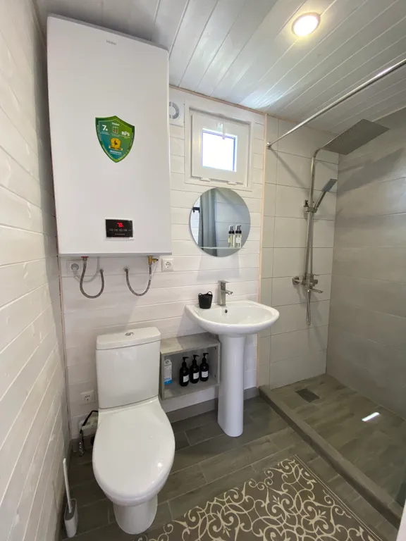 Домик с панорамными окнами и беседкой