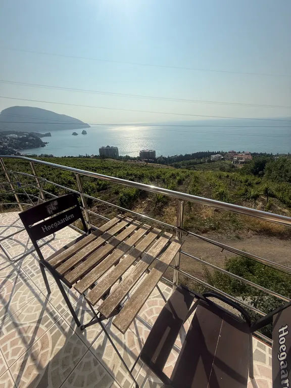 Квартира-студия с шикарным видом на море и гору Аю-Даг