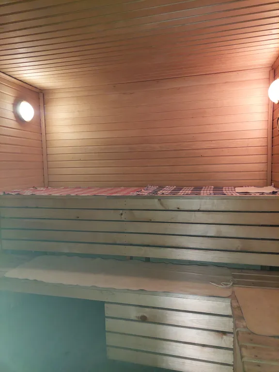 Уютный дом на берегу реки