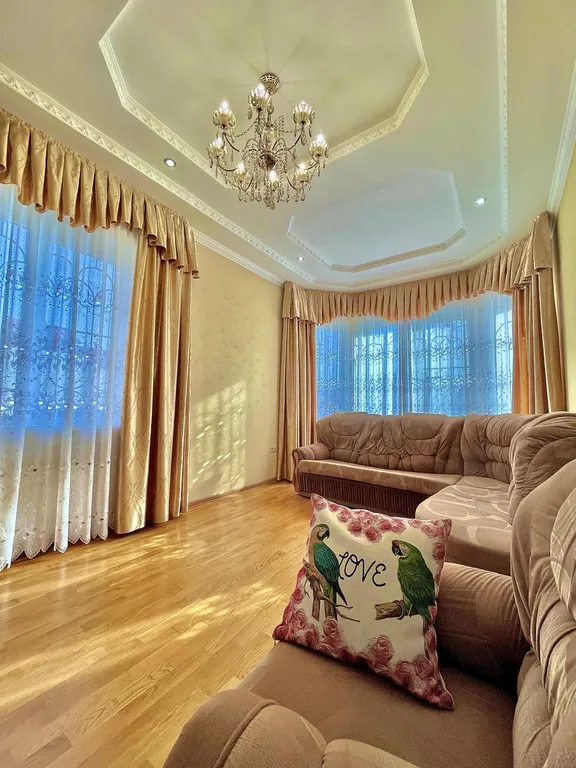 Огромный дом для большой семьи Лоза винограда