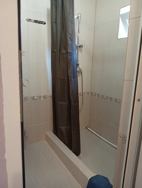 с одной двуспальной или 2 односпальными кроватями и доп спальным мест