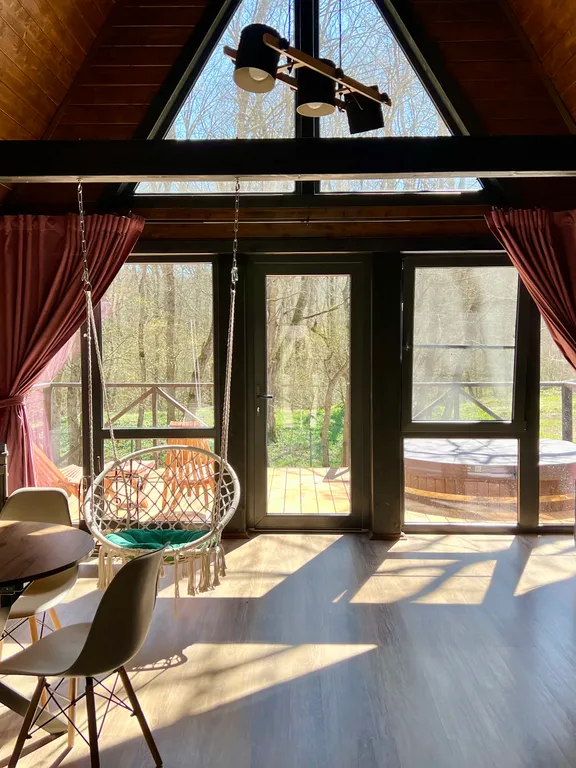 Дом с видом на лес рядом с горной рекой