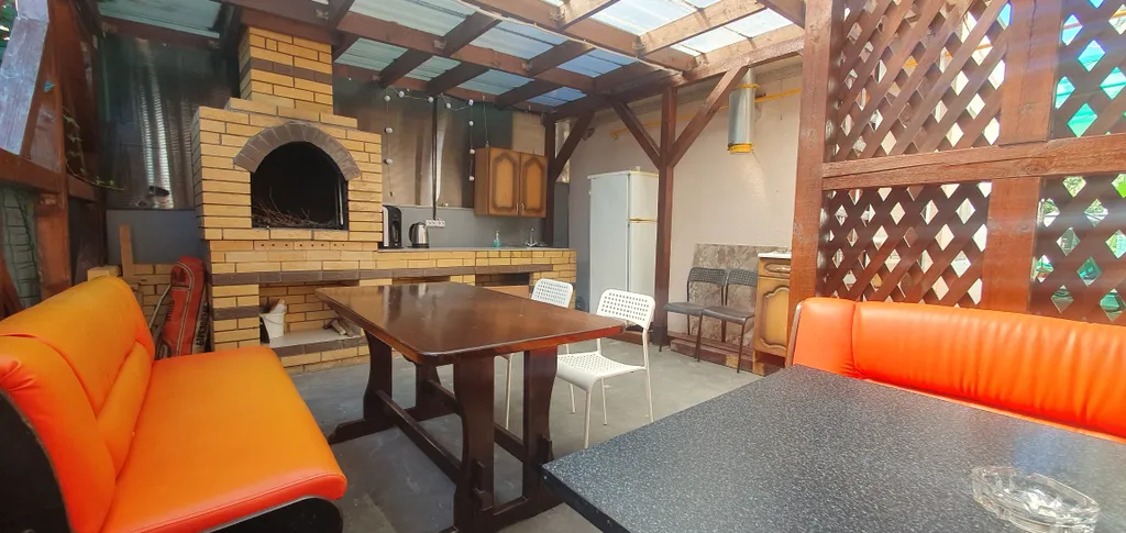 Уютный номер на первом этаже в маленьком гостевом доме с бассейном