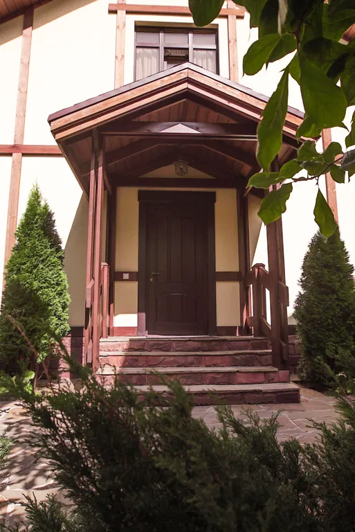 Двухэтажный дом с видом на горы